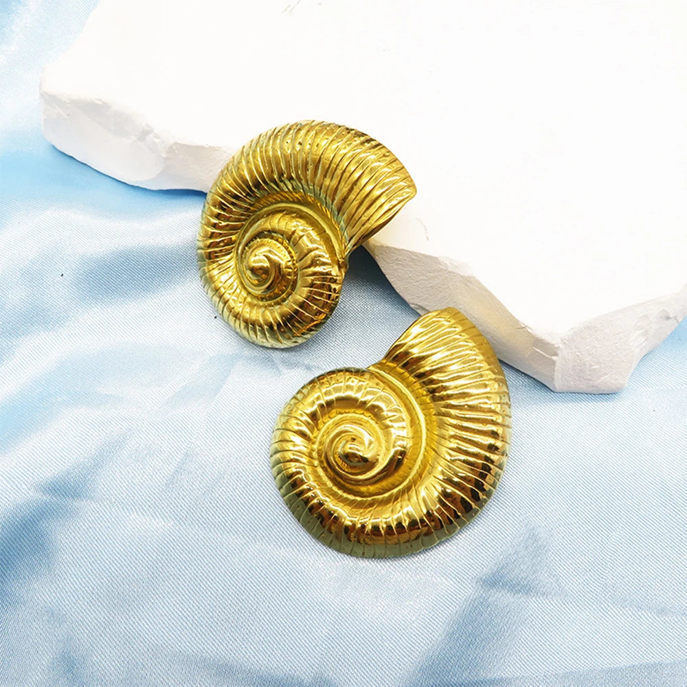 18K Gold Plated Conch Shell Pendant Necklace Earring Set for Women Stainless Steel Conch Chain Ocean Theme Summer Beach Jewelry