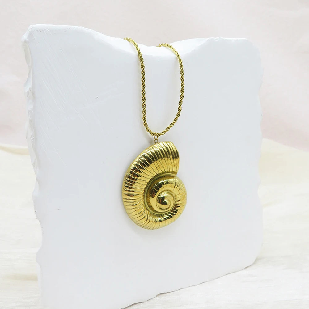 18K Gold Plated Conch Shell Pendant Necklace Earring Set for Women Stainless Steel Conch Chain Ocean Theme Summer Beach Jewelry